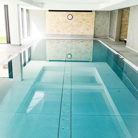 - Le Petit Mit Pool Und Sauna *